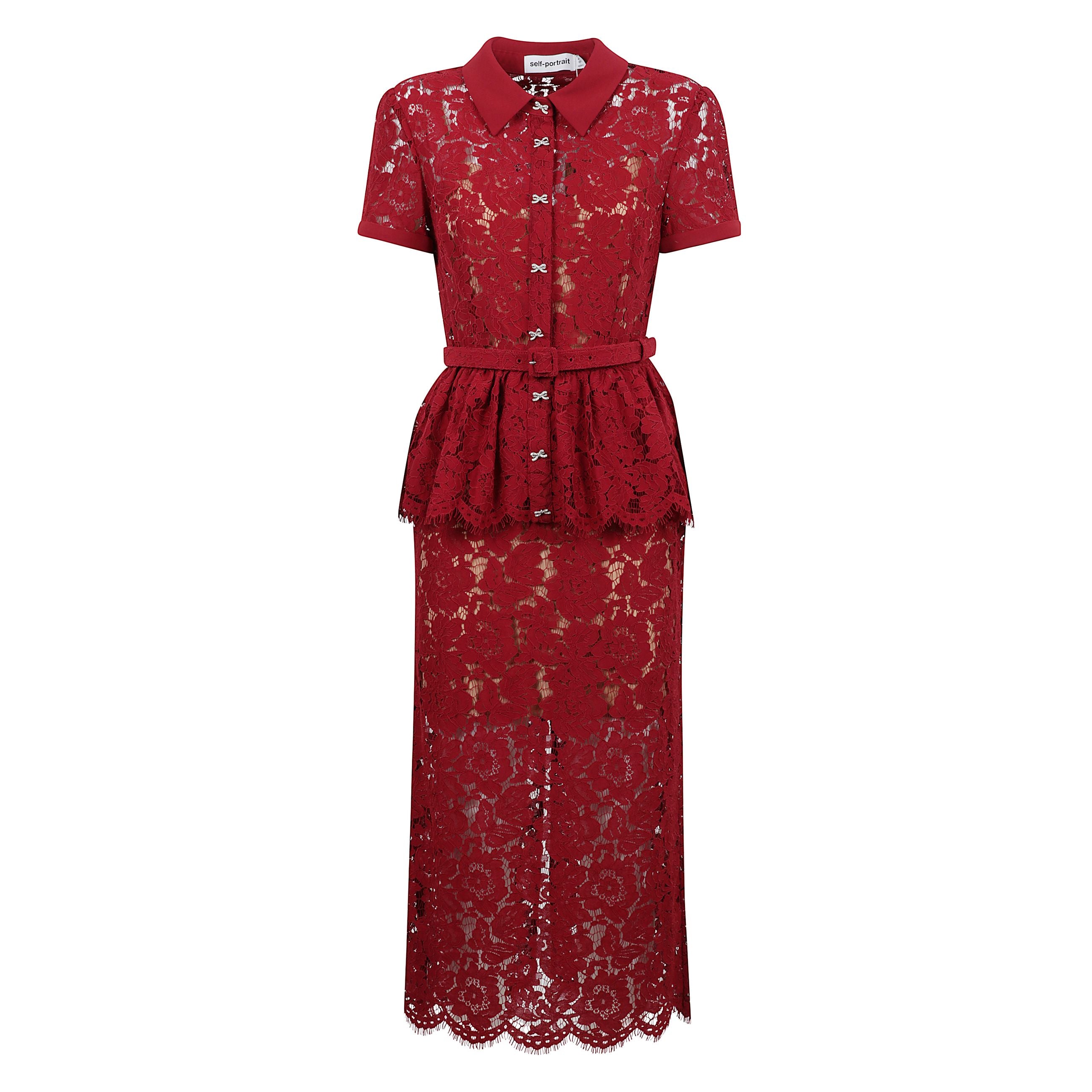 Abito lungo bordeaux con trama in pizzo floreale. vita peplum e cintura rimuovibile. decorazione frontale con bottoni a forma di fiocchi.