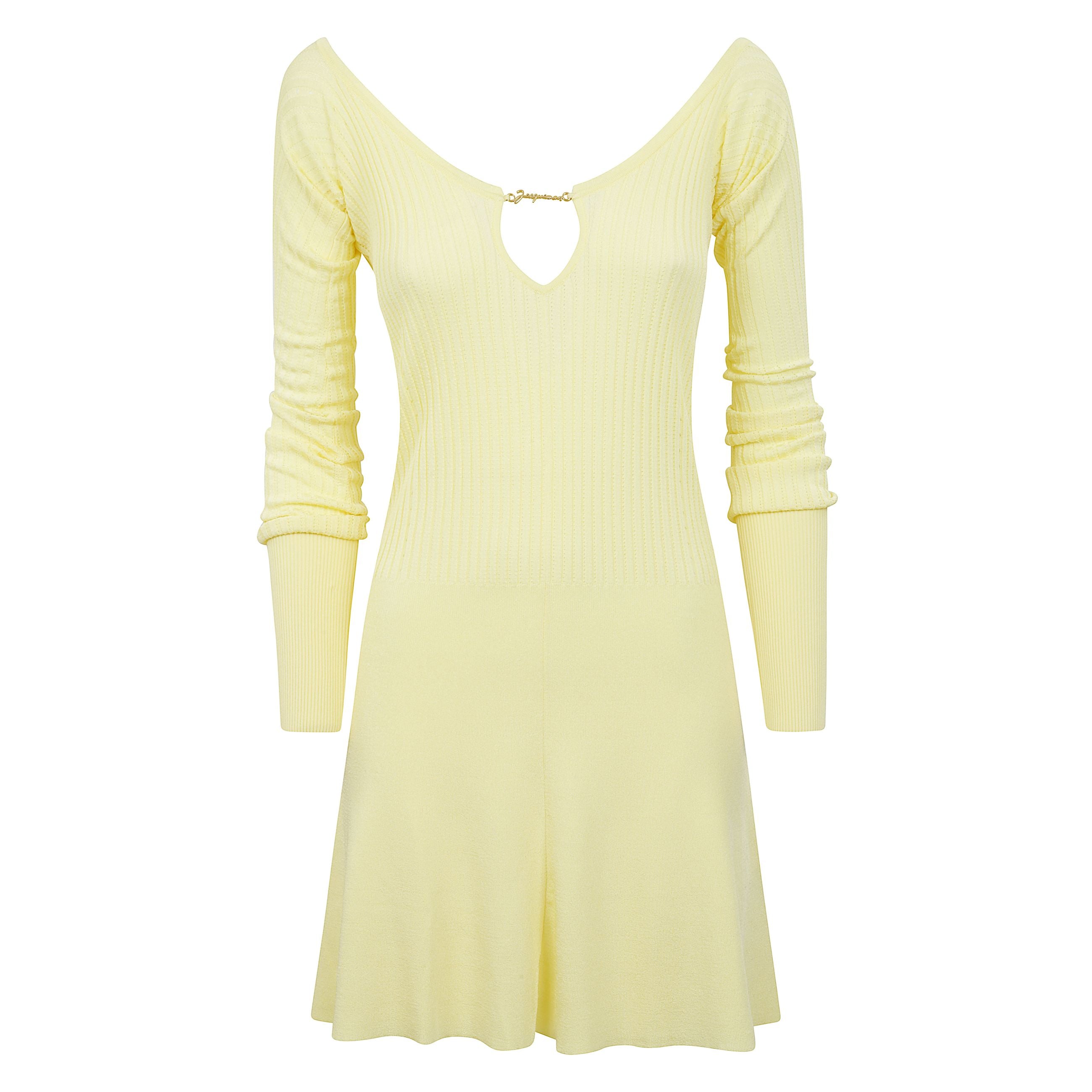 Abito corto in maglia âla robe bahiaâ
delicato e sofisticato, questo abito corto firmato jacquemus conquista con il suo design femminile e contemporaneo. realizzato in maglia leggera a costine dal tono giallo pastello, avvolge la silhouette esaltandon