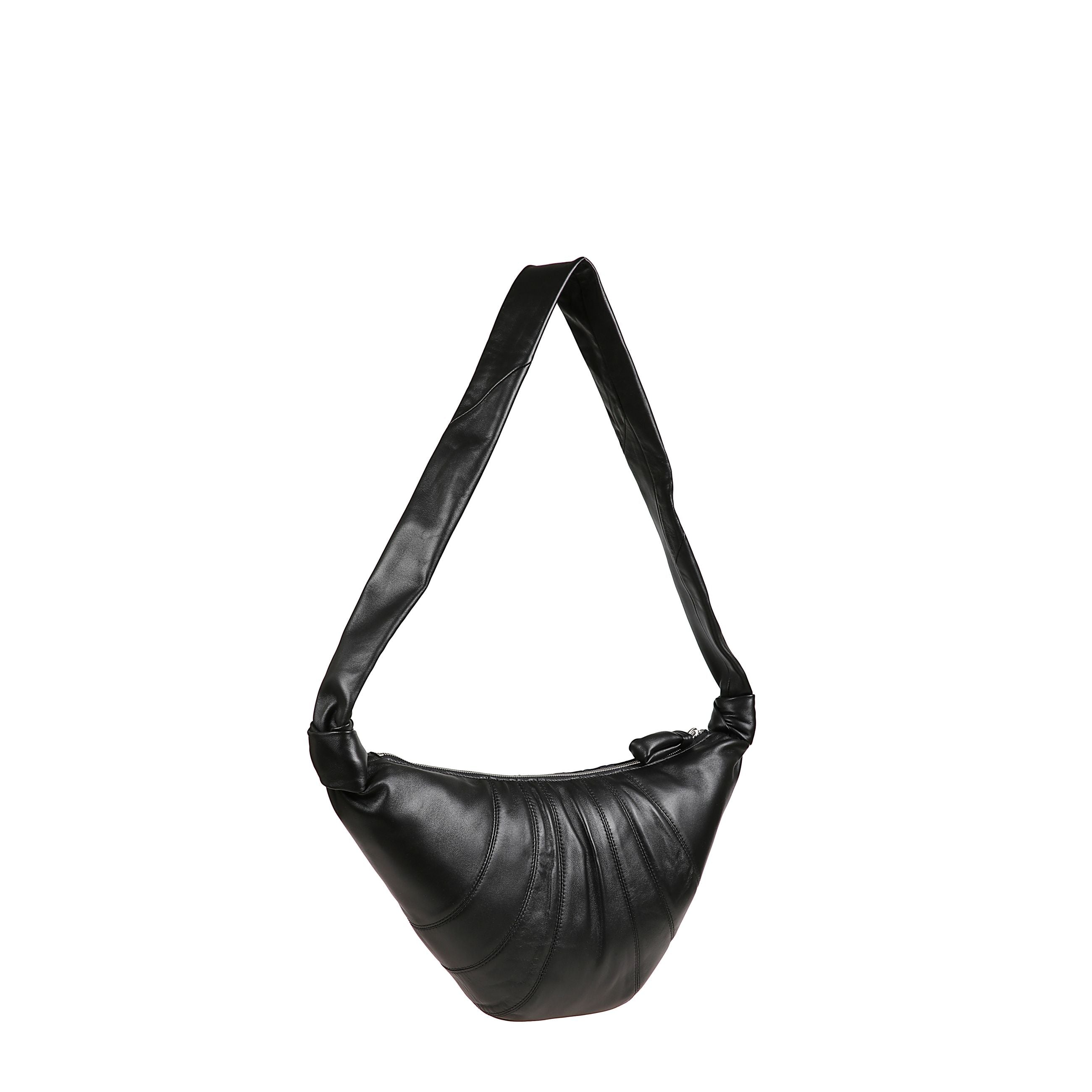 Borsa croissant in pelle con pannelli cuciti e tracolla decorata da dettagli a nodo. presenta tiretto trapuntato, scomparto principale con chiusura zip e tasca aperta interna.