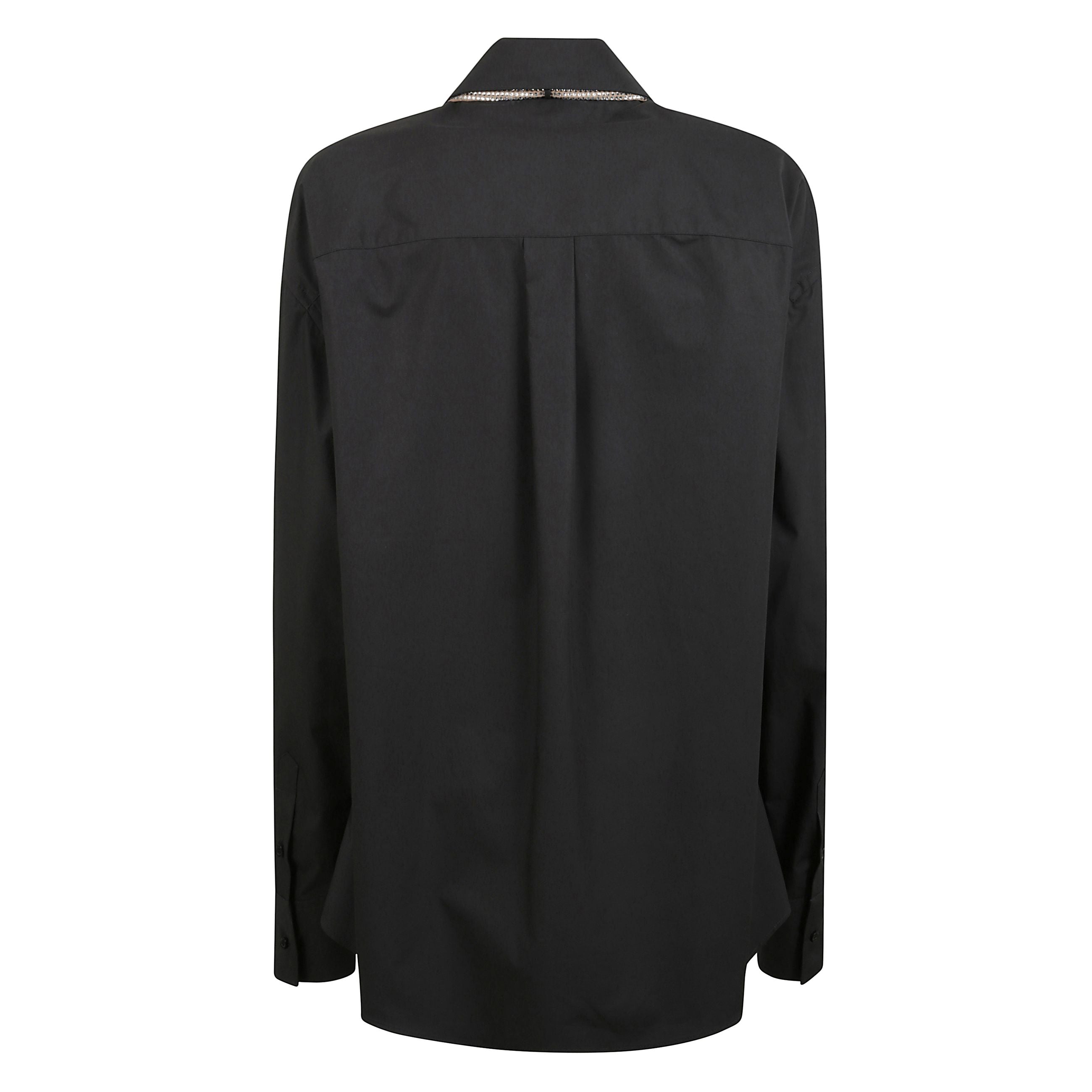 Camicia nera con cravatta a maniche lunghe.