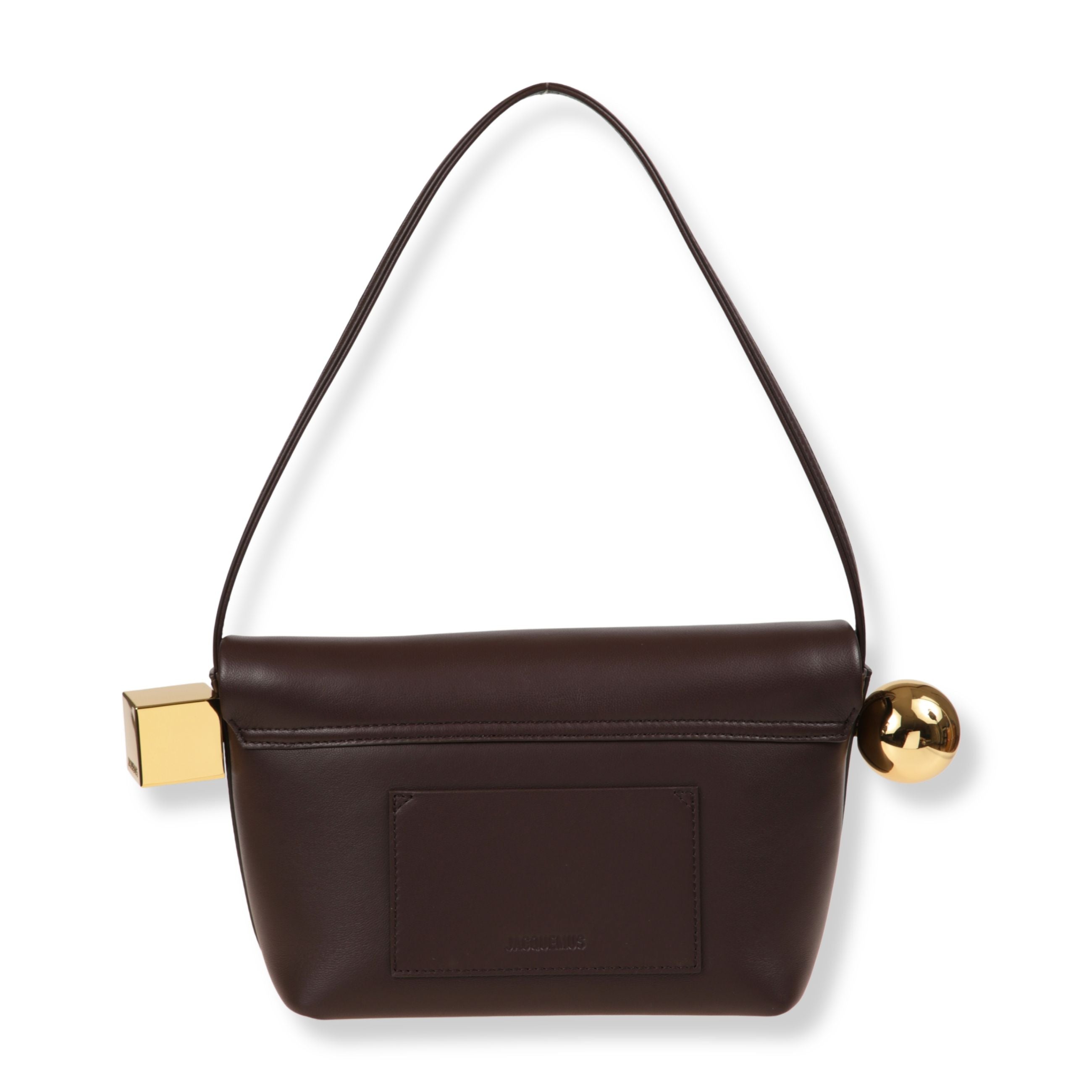 Le rond carre  jacquemus. struttura rigida in pelle. chiusura superiore con patta decorata da una sfera e cubo metallici ai lati.