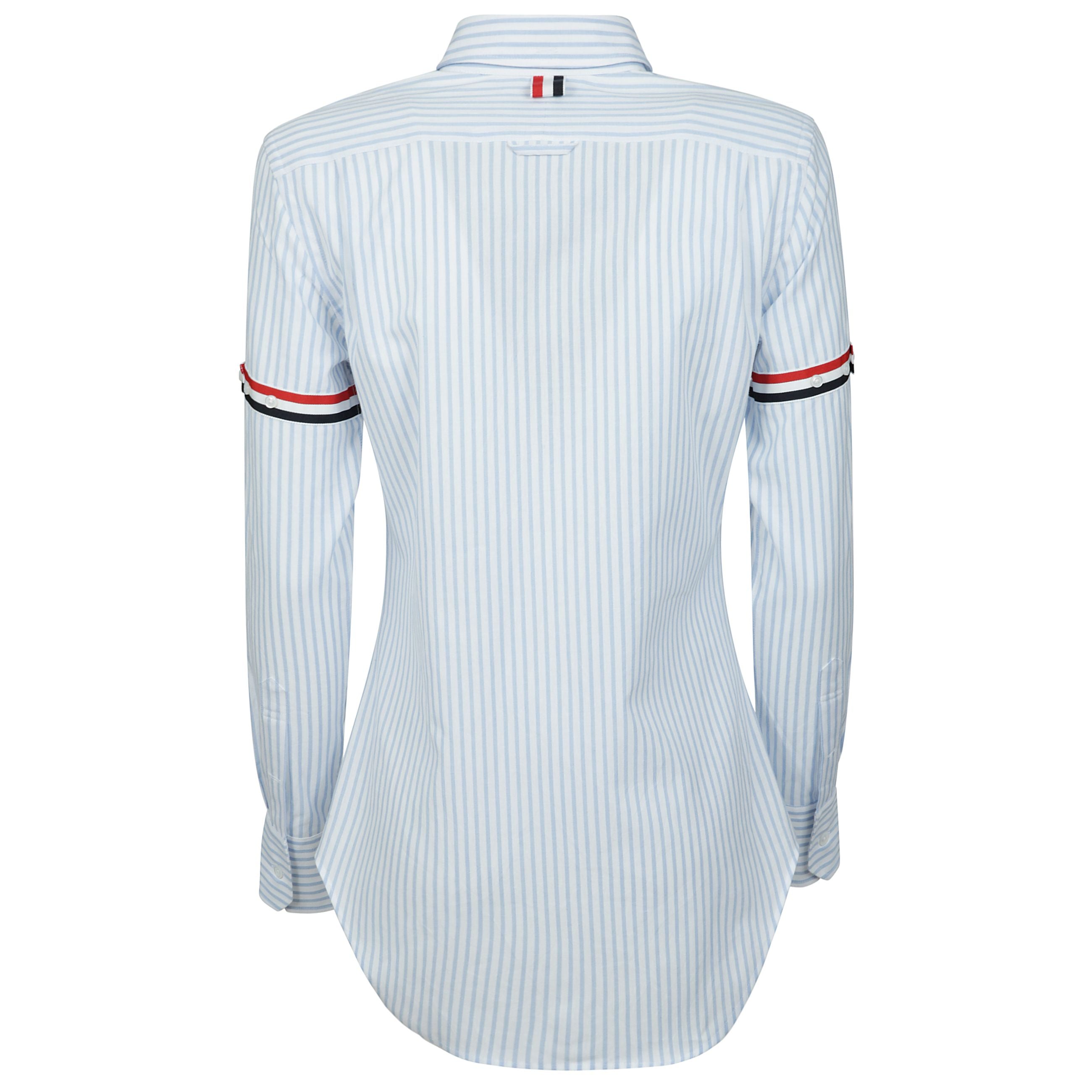 La camicia a righe di thom browne Ã¨ un capo che gioca con il design classico del brand e i dettagli distintivi. il classico colletto aggiunge una nota formale, mentre la chiusura con bottoni sul davanti mantiene il look pulito e raffinato. l'iconico patc