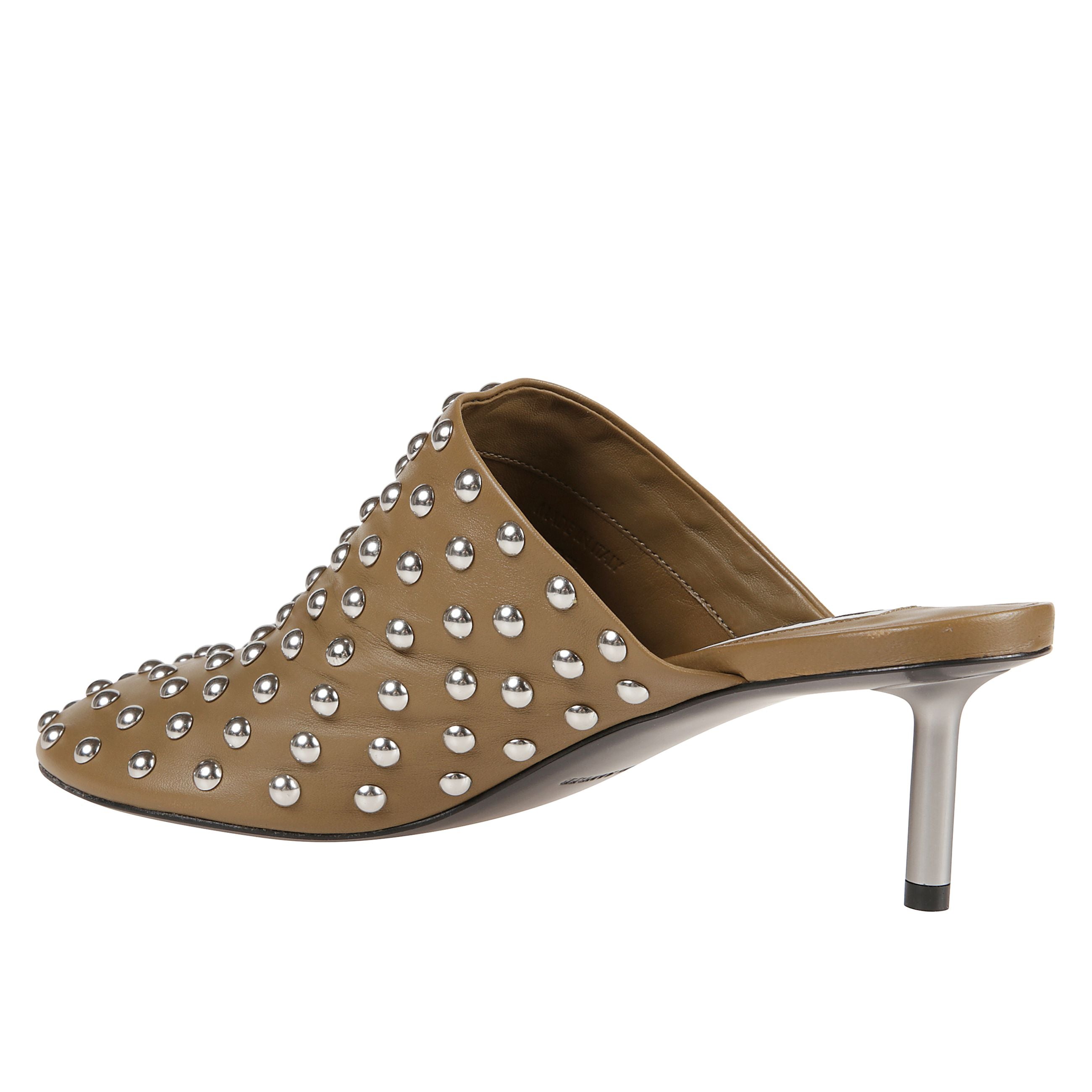 Mule borchiata color cachi in pelle con kitten heel 50mm