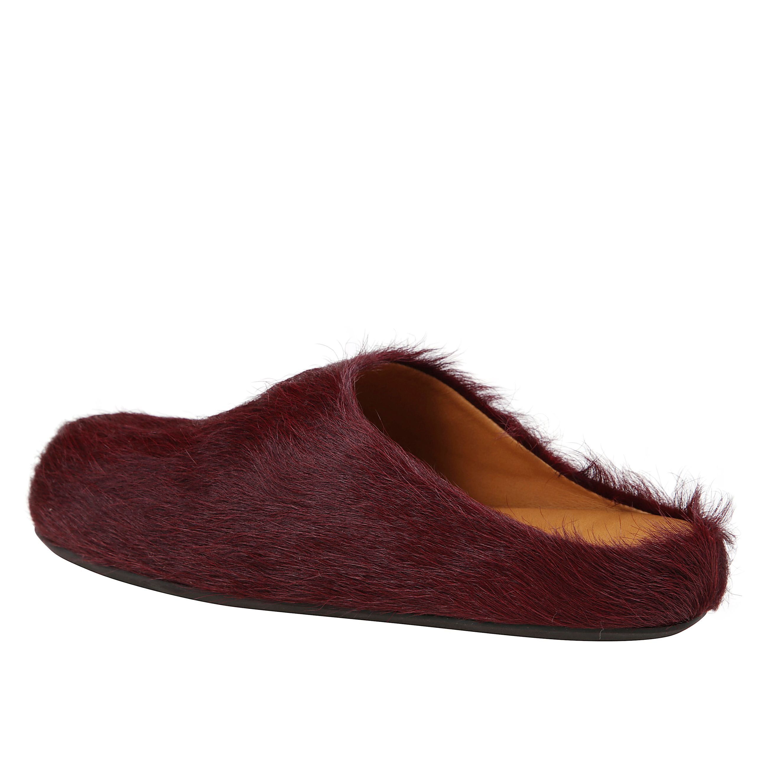 Scarpa slip-on in pelo di vitello colorato con interno in pelle liscia. soletta con logo impresso e suola in gomma rigata.