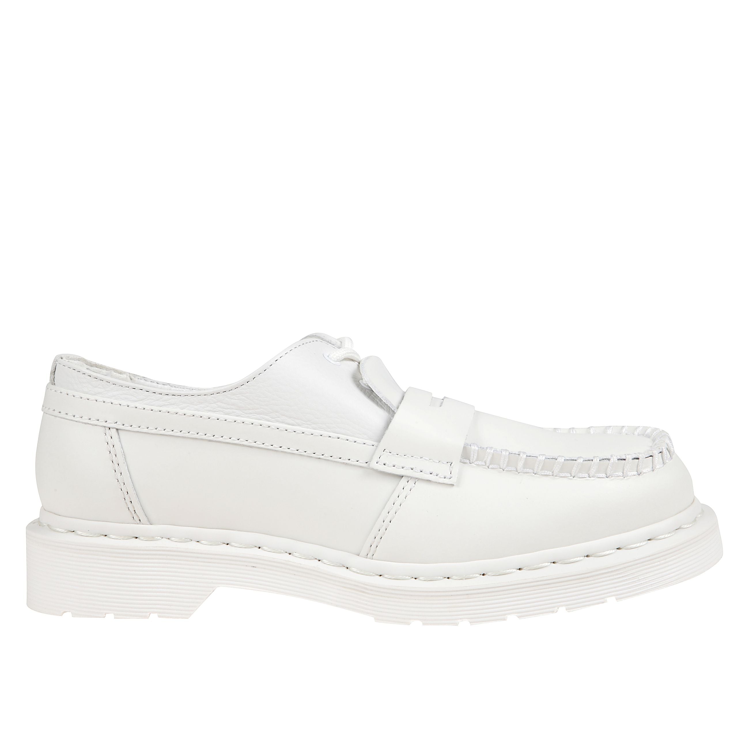 Mocassino ibrido mm6 maison margiela x dr. martens. realizzato in pelle virginia e smooth total white, con cuciture tono su tono, impunture a vista e la classica suola in gomma bouncing di dr. martens. controtallone robusto per un supporto ottimale di cav