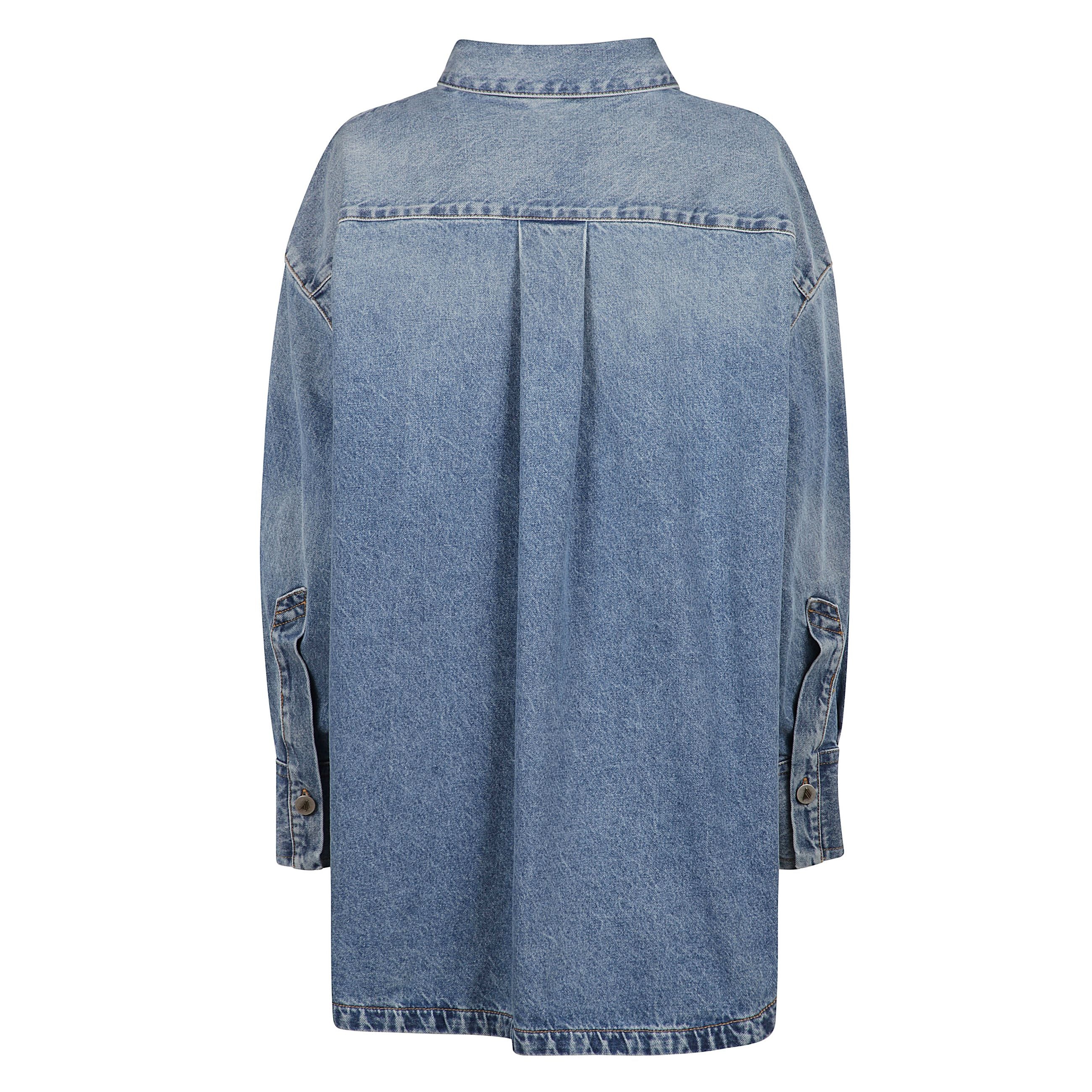 Camicia blu con ricamo e chiusura frontale e abbottonatura a
spacco laterale