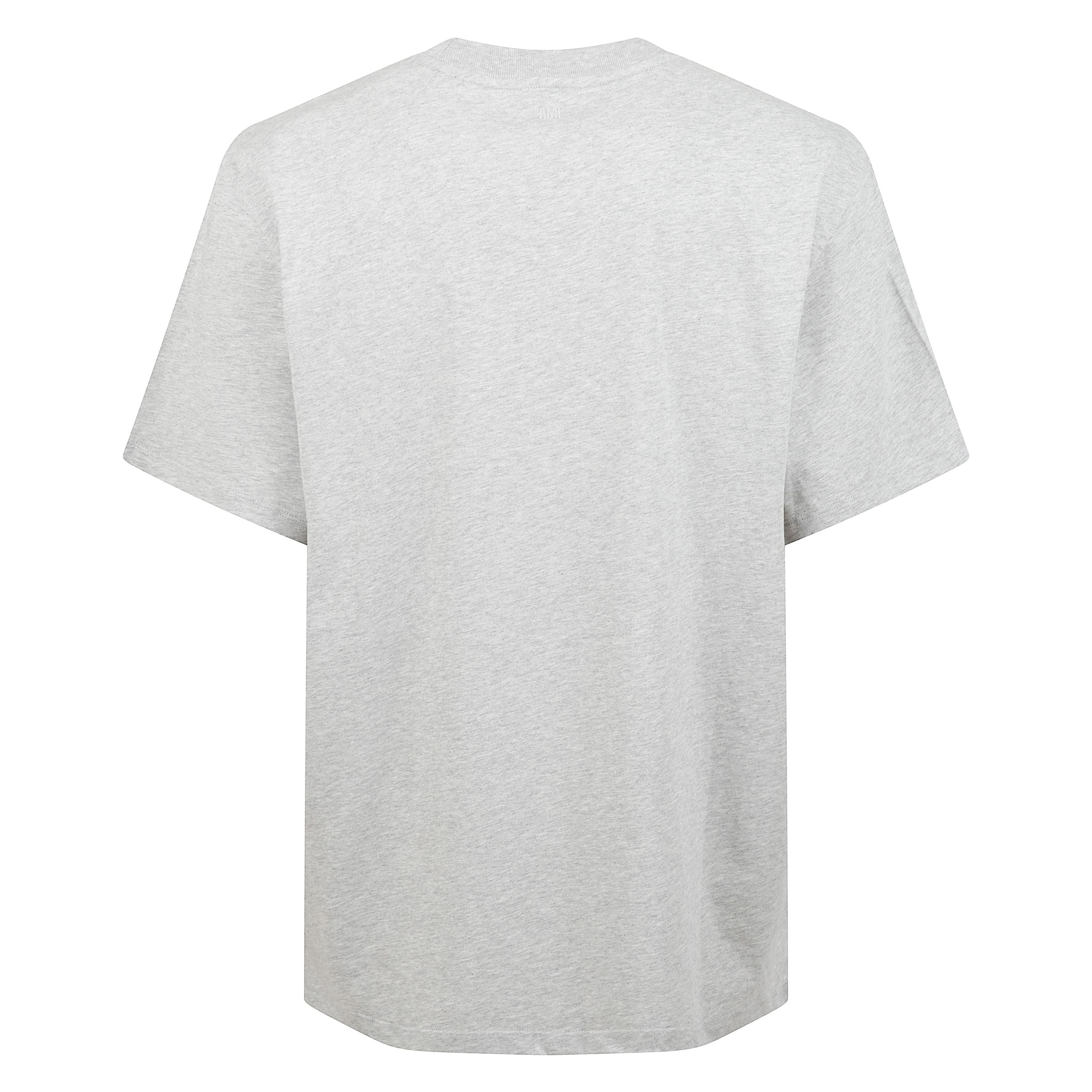 T-shirt in morbido cotone con estetica minimal e raffinata. silhouette classica con girocollo a costine e maniche corte, per un fit essenziale e versatile. ad impreziosire il design, il logo del brand ricamato a contrasto sul petto.