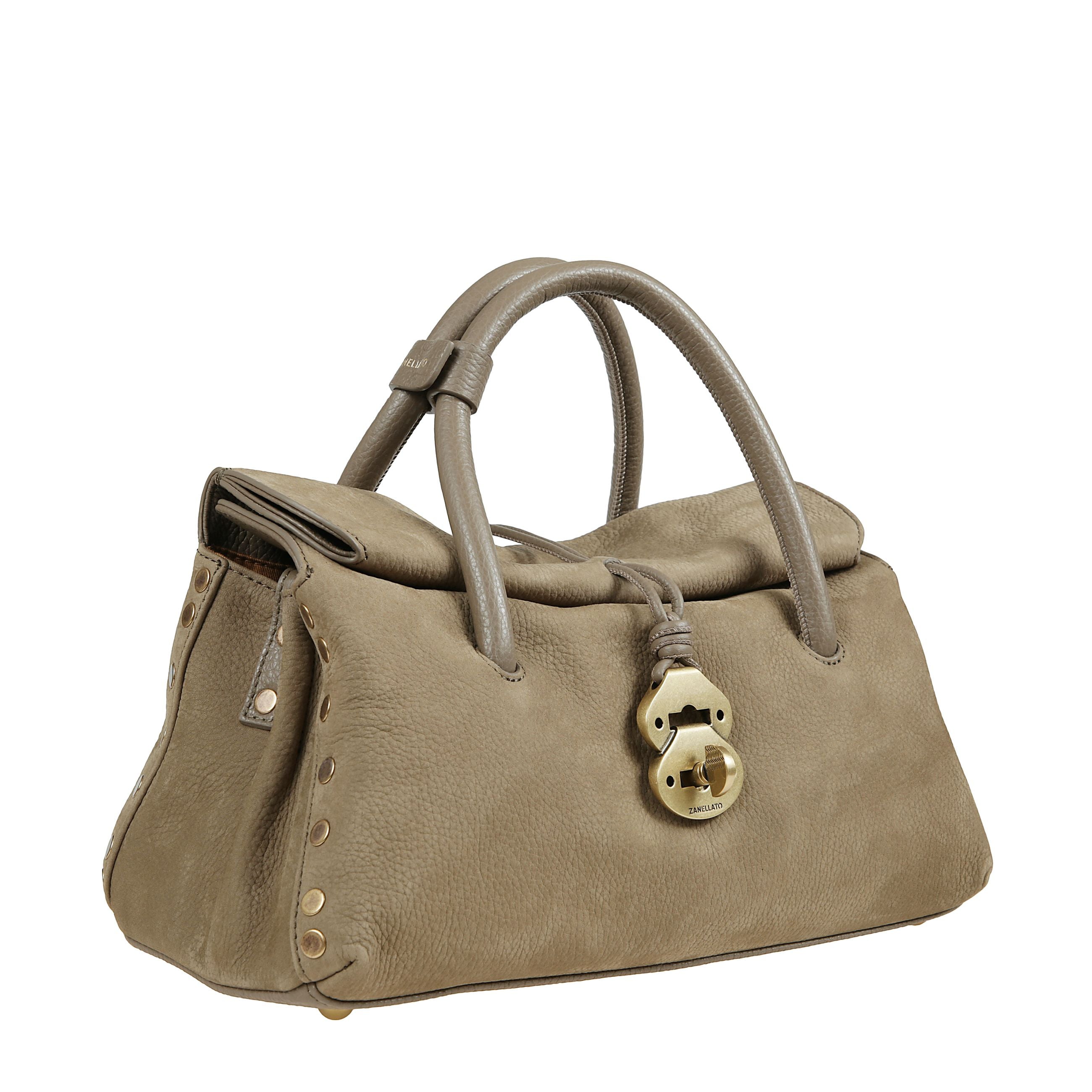 Borsa in suede con manici tubolari uniti da cinturino. tracolla in pelle removibile e regolabile. interno foderato con due scomparti e tasca interna con zip. chiusura a girello e bottoni magnetici. borchie laterali in oro brunito.