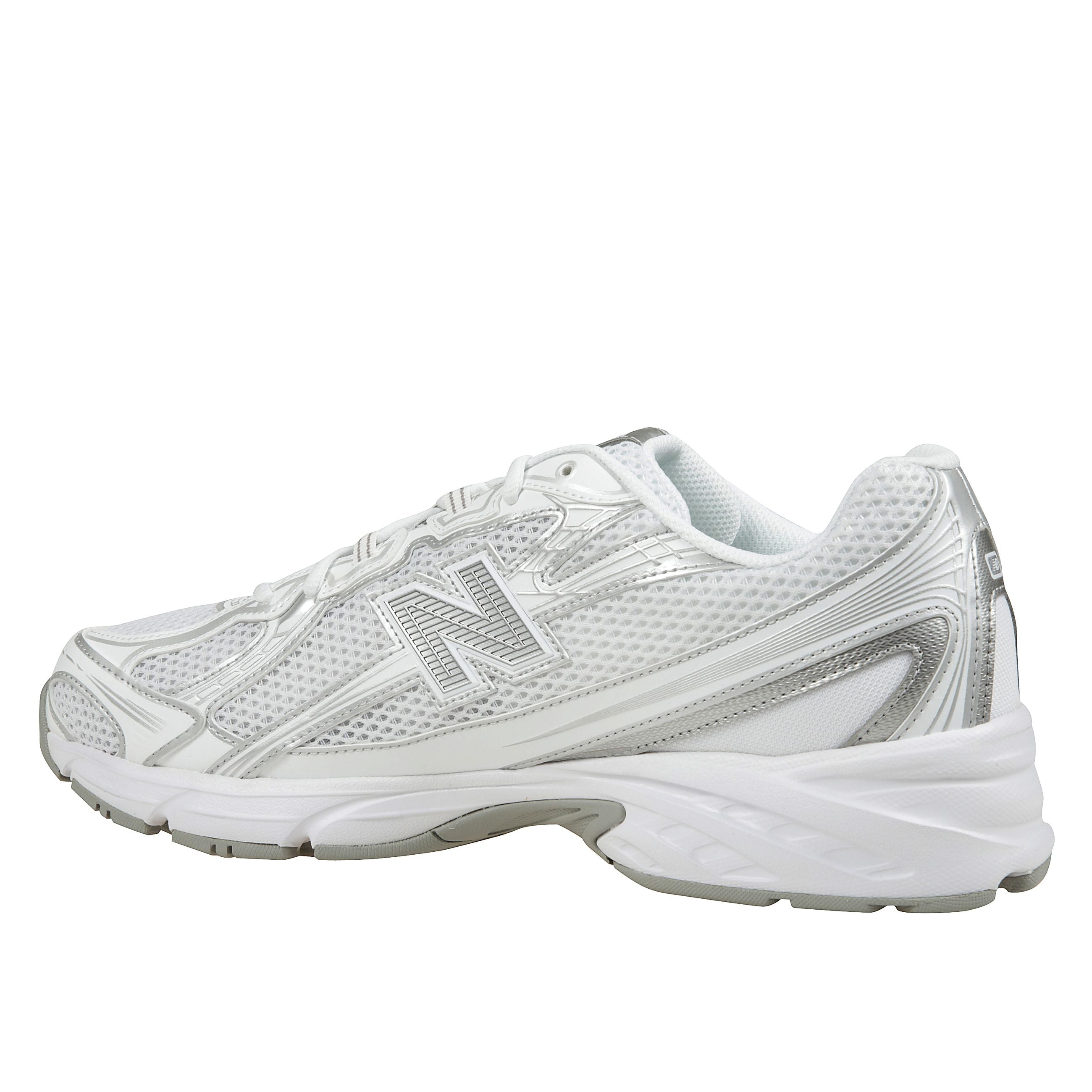 Scarpa lifestyle con chiusura frontale con lacci,inserti in rete, suola segmentata e applicazione laterale con logo