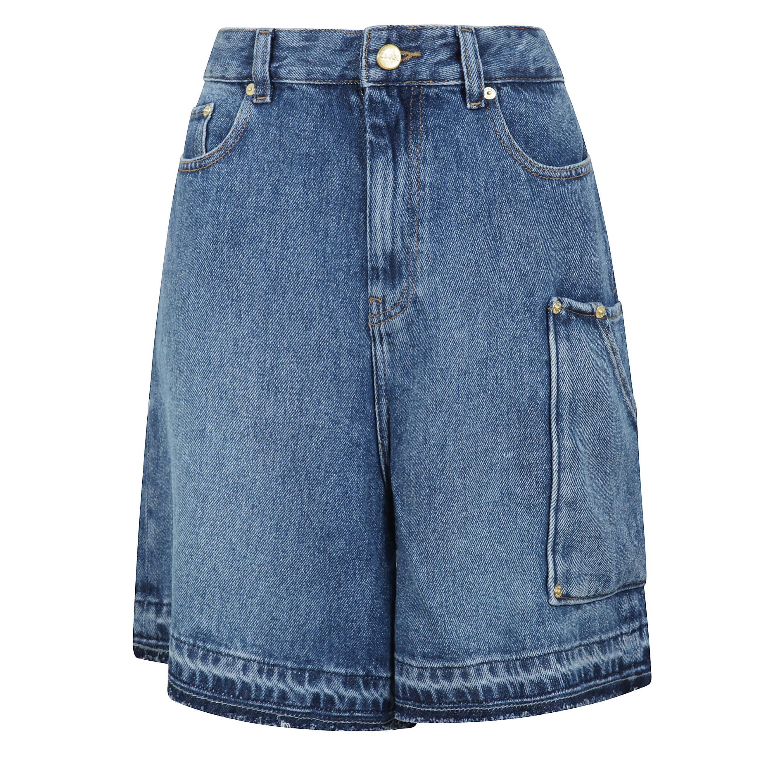 Questi pantaloncini in denim sono dotati di chiusura con zip e bottone, 5 tasche e una tasca cargo laterale.